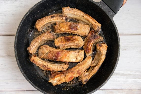 Pork ribs in beer in a frying pan: photo of recipe preparation, step 3