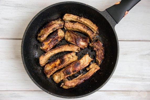 Pork ribs in beer in a frying pan: photo of recipe preparation, step 4