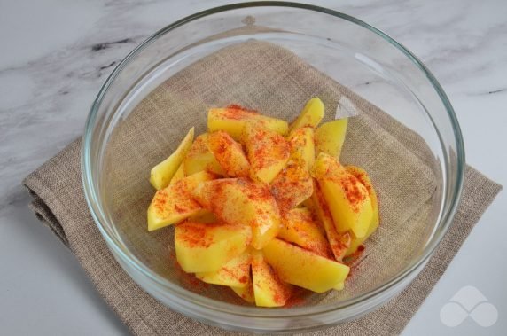 Rustic potatoes with paprika in the oven: photo of recipe preparation, step 2