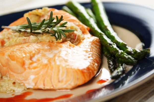 Baked salmon in foil is a simple and delicious recipe, how to cook step by step