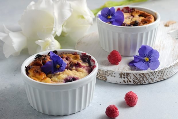 Cottage cheese casserole with berries in the microwave is a simple and delicious recipe, how to cook step by step