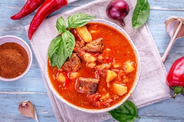 Homemade goulash with garlic is a simple and delicious recipe, how to cook step by step