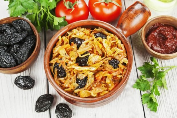 Cabbage stewed with prunes – a simple and delicious recipe, how to cook step by step