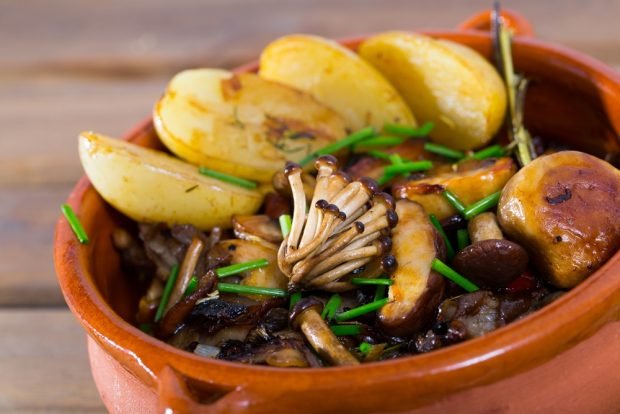 Young potatoes with wild mushrooms in pots – a simple and delicious recipe, how to cook step by step