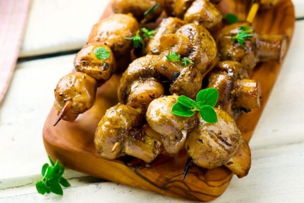 Shish kebab of champignons with mayonnaise on the grill is a simple and delicious recipe, how to cook step by step