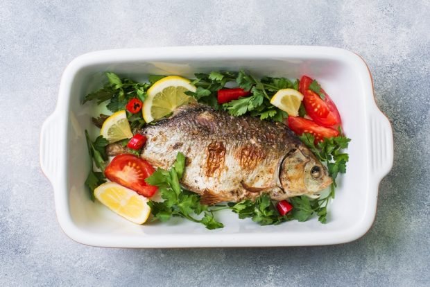 Crucian carp with tomatoes and herbs in the oven – a simple and delicious recipe, how to cook step by step