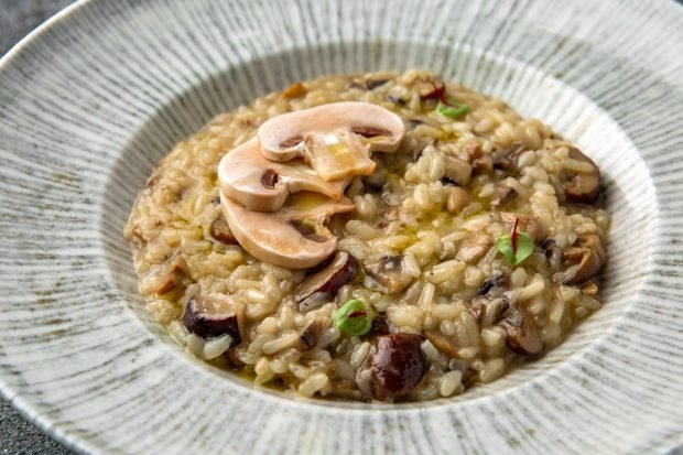 Mushroom and chicken risotto is a simple and delicious recipe, how to cook step by step