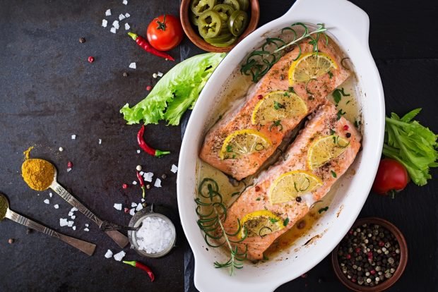 Salmon with lemon in the oven is a simple and delicious recipe, how to cook step by step