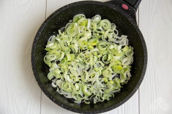 Pea soup with young peas and herbs: photo of recipe preparation, step 2