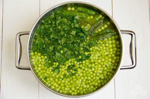 Pea soup with young peas and herbs: photo of recipe preparation, step 5