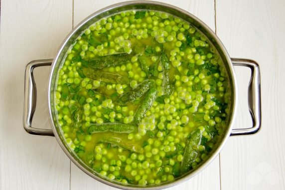 Pea soup with young peas and herbs: photo of recipe preparation, step 6