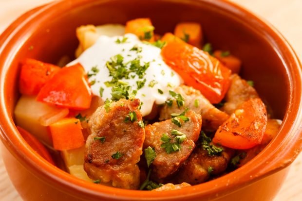 Stew with sour cream in pots – a simple and delicious recipe, how to cook step by step