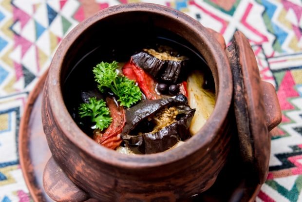 Baked eggplant in pots is a simple and delicious recipe, how to cook step by step