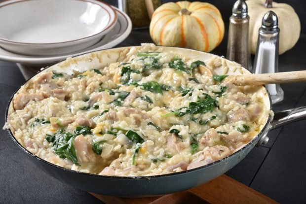 Rice casserole with chicken and spinach in a frying pan – a simple and delicious recipe, how to cook step by step