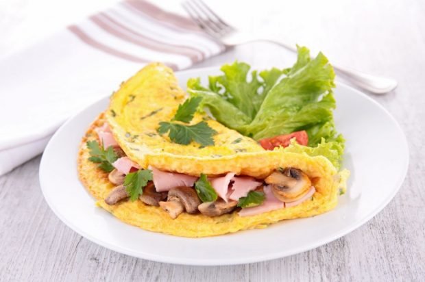 Omelet stuffed with bacon and fried mushrooms – a simple and delicious recipe, how to cook step by step