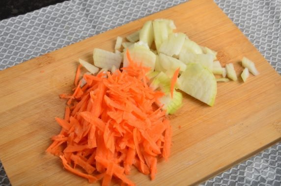 Borscht on chicken with beans: photo of recipe preparation, step 4