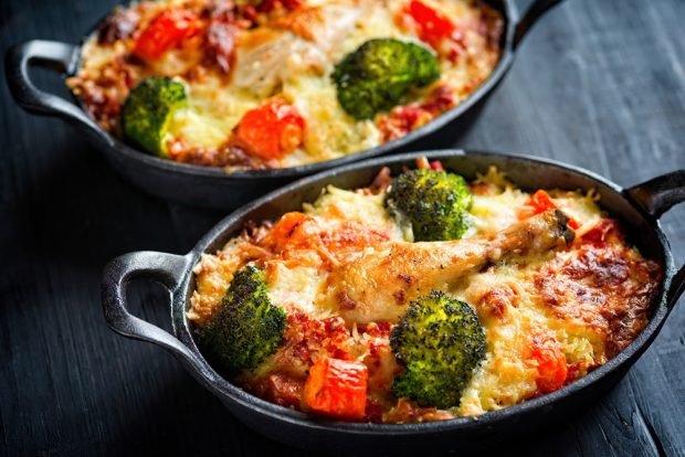 Chicken legs with broccoli and vegetables under cheese – a simple and delicious recipe, how to cook step by step