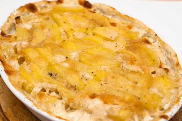 Potato casserole with mozzarella and paprika is a simple and delicious recipe, how to cook step by step