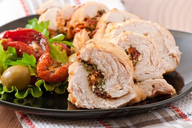 Chicken roll with tomatoes and olives is a simple and delicious recipe, how to cook step by step