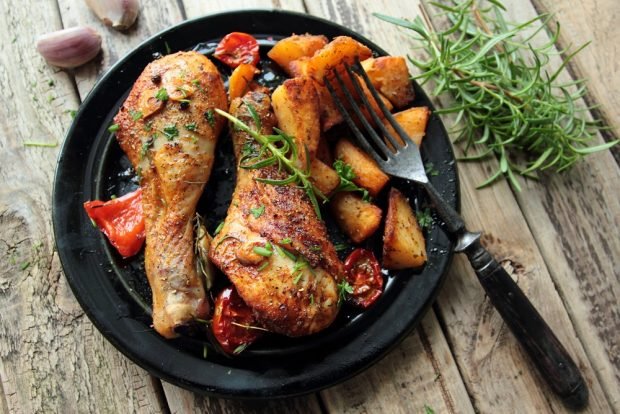 Chicken legs in a frying pan with tomatoes – a simple and delicious recipe, how to cook step by step