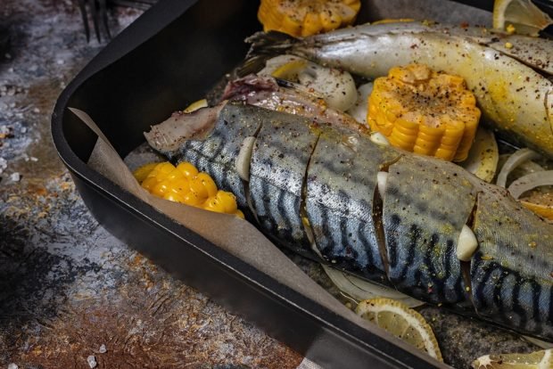 Mackerel with corn in the oven – a simple and delicious recipe, how to cook step by step