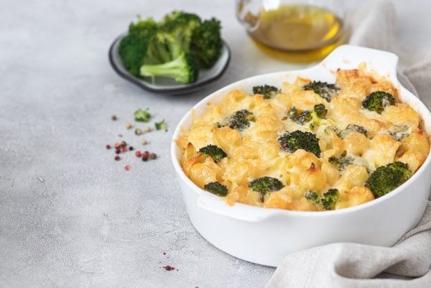 Cottage cheese casserole with pasta and broccoli