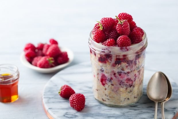 Night oatmeal porridge with berries