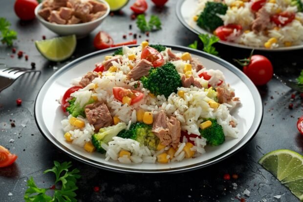 Rice with tuna and vegetables is a simple and delicious recipe, how to cook step by step