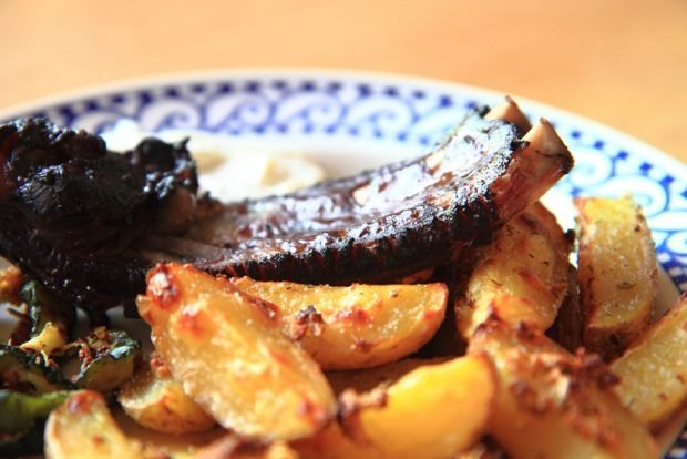 Pork ribs with potatoes in an Afghan cauldron