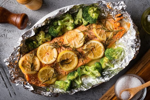 Salmon with broccoli in foil is a simple and delicious recipe, how to cook step by step