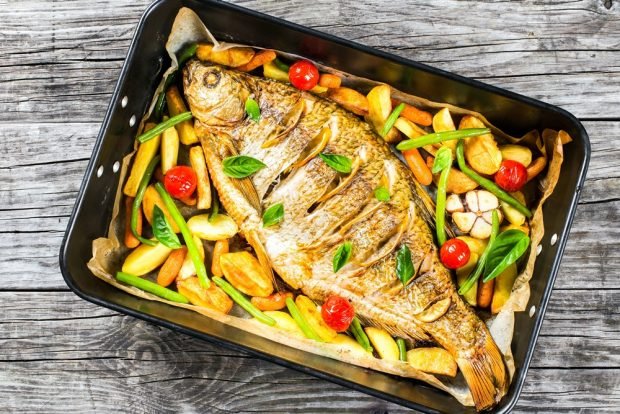 Baked crucian carp with vegetables is a simple and delicious recipe, how to cook step by step