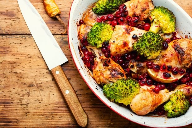 Chicken legs with broccoli in the oven is a simple and delicious recipe, how to cook step by step