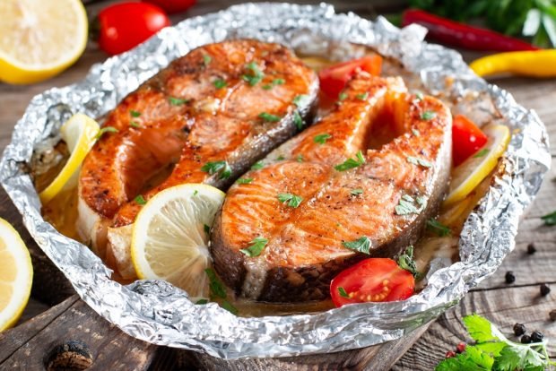 Salmon with tomatoes in foil – a simple and delicious recipe, how to cook step by step