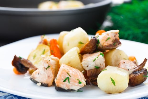 Pink salmon with new potatoes and mushrooms is a simple and delicious recipe, how to cook step by step