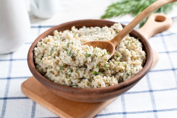 Pearl porridge with sour cream and herbs 