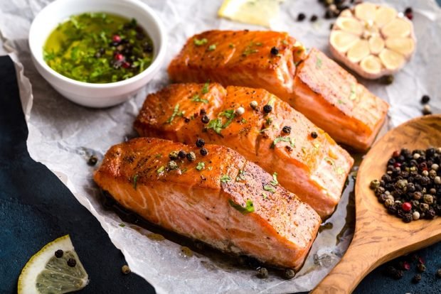 Baked salmon with pepper is a simple and delicious recipe, how to cook step by step