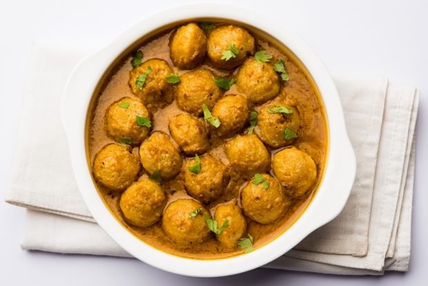 Lentil meatballs in curry sauce – a simple and delicious recipe, how to cook step by step