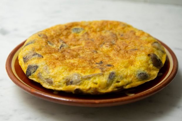 An omelet with potatoes, mushrooms and onions in the oven is a simple and delicious recipe, how to cook step by step