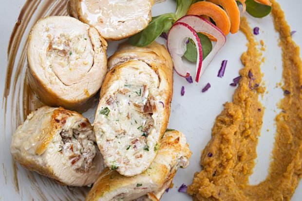 Chicken roll with sour cream and mushrooms is a simple and delicious recipe, how to cook step by step