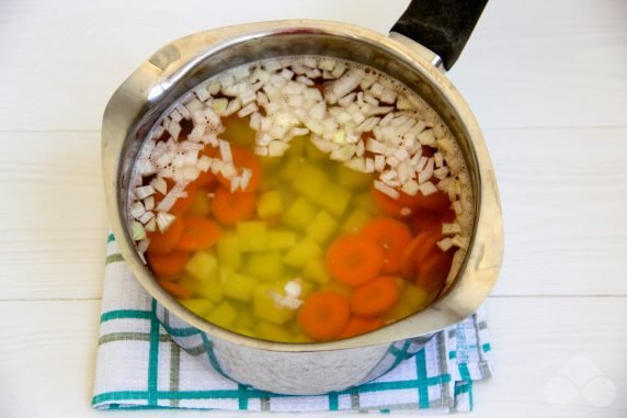 Vegetable soup with broccoli and carrots: photo of recipe preparation, step 2