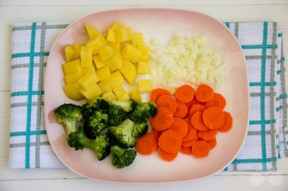 Vegetable soup with broccoli and carrots: photo of recipe preparation, step 1