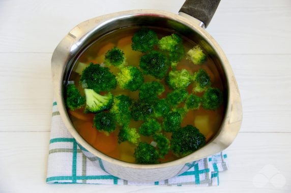 Vegetable soup with broccoli and carrots: photo of recipe preparation, step 3