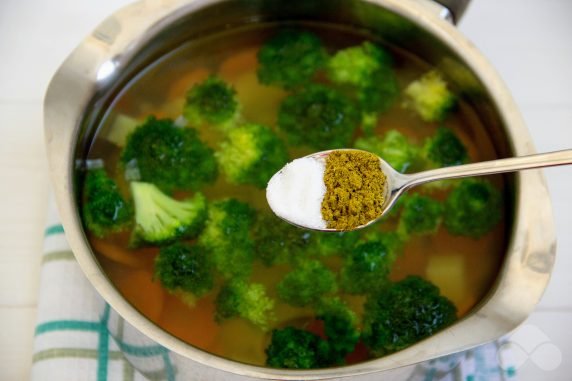 Vegetable soup with broccoli and carrots: photo of recipe preparation, step 4