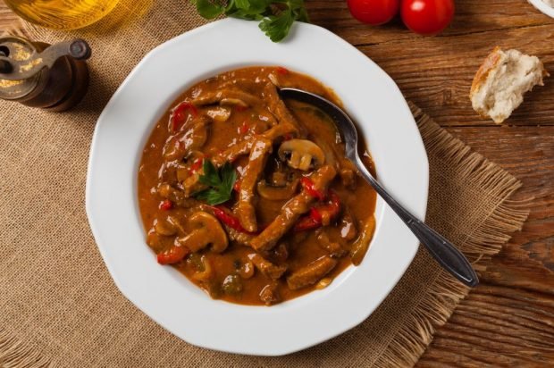 Beef stroganoff with champignons and bell pepper in a slow cooker – a simple and delicious recipe how to cook step by step