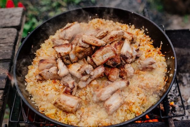 Pilaf of pork ribs in a cauldron on a campfire is a simple and delicious recipe, how to cook step by step