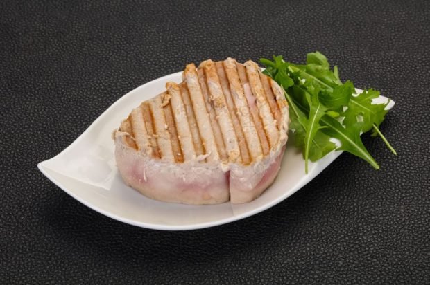 Tuna steak on a grill pan is a simple and delicious recipe, how to cook step by step