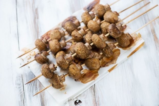 Shish kebab of champignons in the oven on skewers – a simple and delicious recipe, how to cook step by step