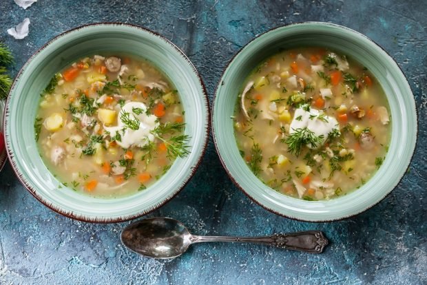 Pea soup with sour cream