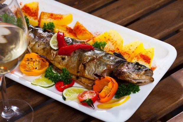 Trout with bell pepper in the oven is a simple and delicious recipe, how to cook step by step