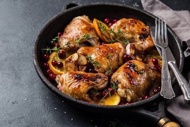 Chicken legs in a frying pan with oranges is a simple and delicious recipe, how to cook step by step